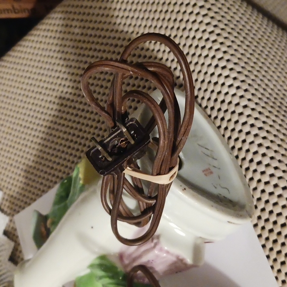 Vintage Beautiful Porcelain Victorian Couple Figurine Lamps (Works) - Picture 9 of 10